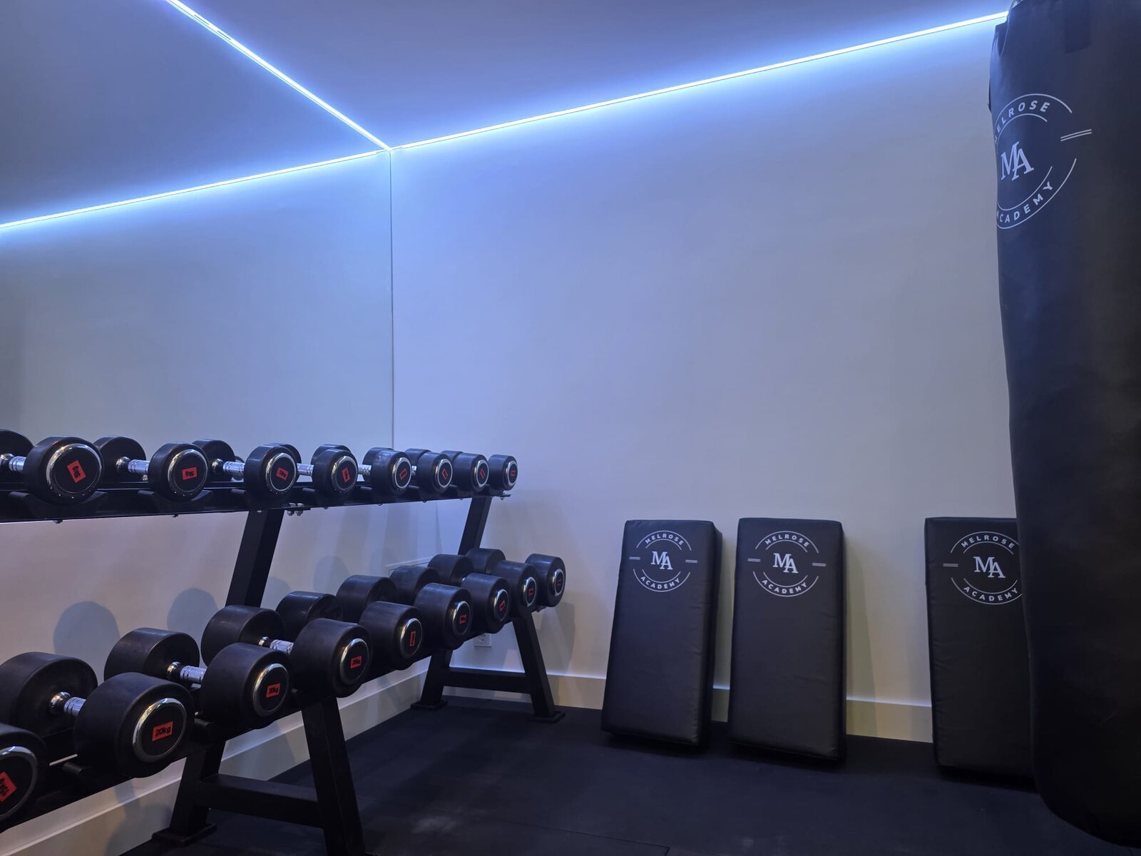 Dojo met MA-branded bokszakken